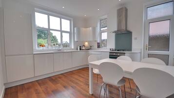 Full-sized fridge, microwave, dishwasher, electric kettle