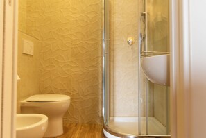 Superior Double or Twin Room, City View | Bathroom - Domus Porta Angelica (Rome)