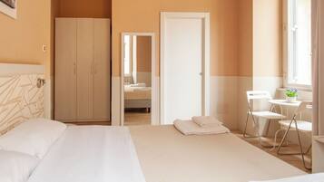 经典双人房或双床房 | 客房内保险箱、办公桌、笔记本电脑工作区、遮光窗帘