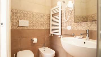 Classic Double or Twin Room | Bathroom | Shower, rainfall showerhead, free toiletries, hair dryer