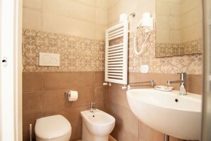 Classic Double or Twin Room | Bathroom | Shower, rainfall showerhead, free toiletries, hair dryer - Domus Porta Angelica (Rome)