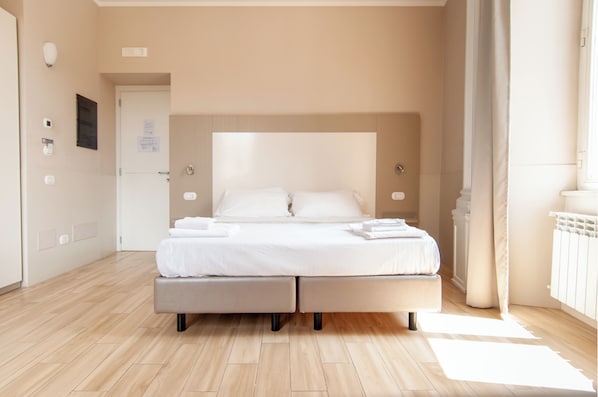 Superior-Doppel- oder -Zweibettzimmer, Stadtblick | Zimmersafe, Schreibtisch, laptopgeeigneter Arbeitsplatz