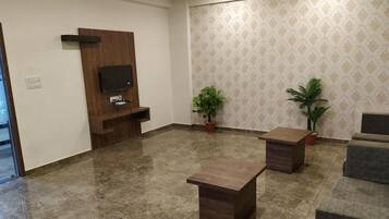 32-inch LED TV with satellite channels, TV