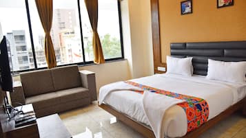 Deluxe Double Room | Desk, bed sheets