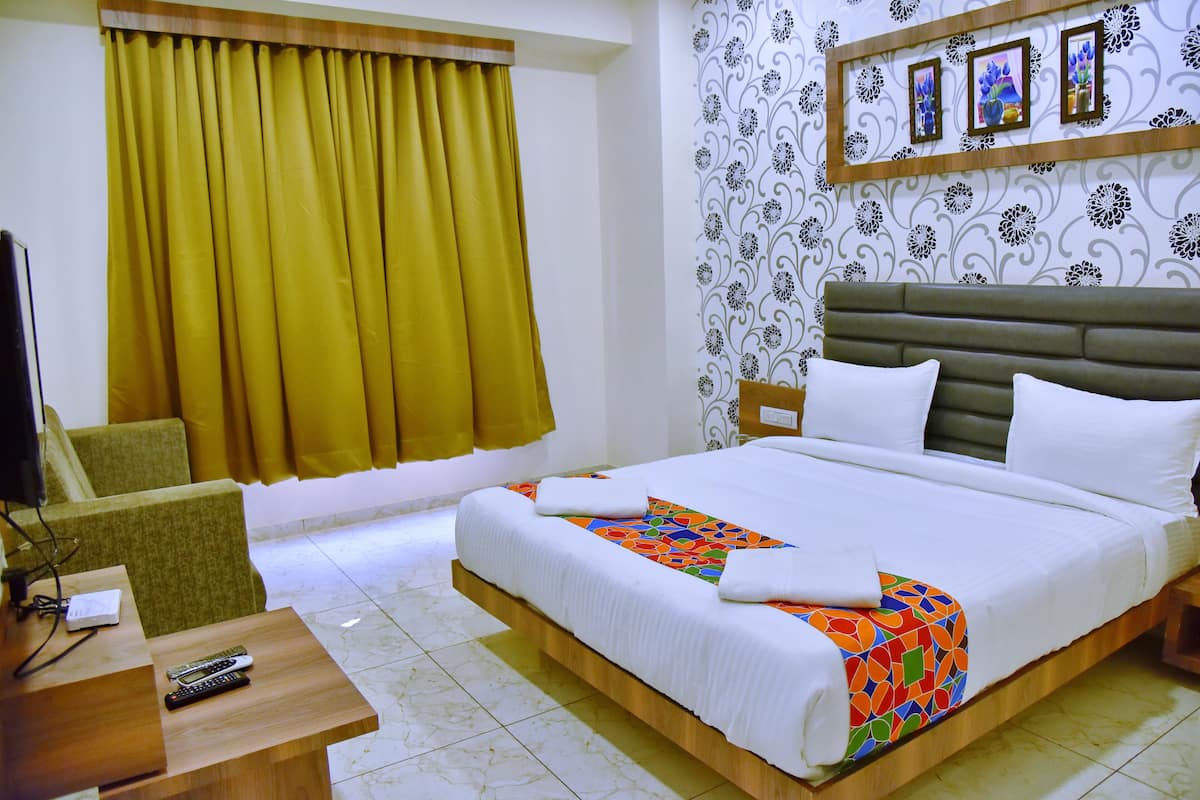Deluxe Double Room | Desk, bed sheets