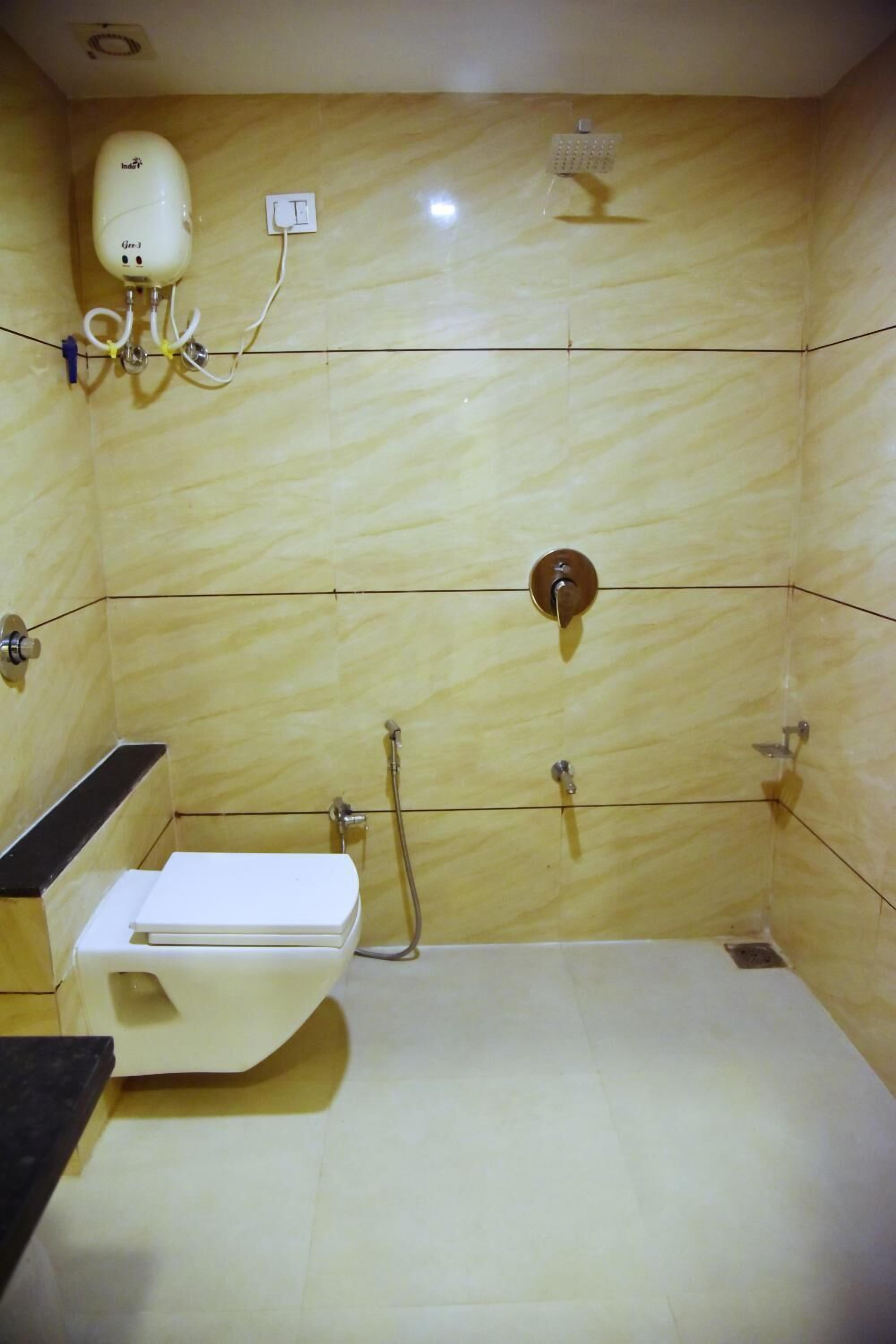 Shower, free toiletries, towels