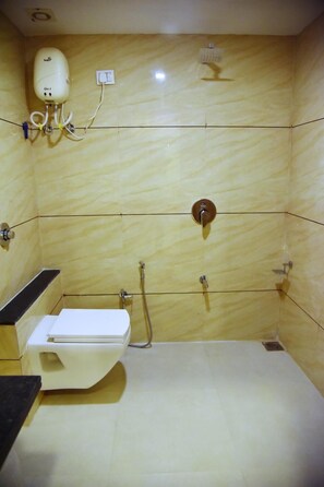 Ducha, artículos de tocador gratuitos, toallas