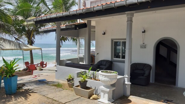 Deluxe Room, Smoking, Beach View | Floor plan