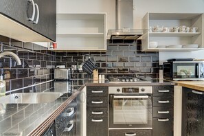 Kühlschrank, Mikrowelle, Ofen, Herdplatte
