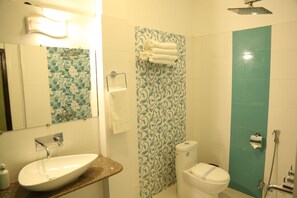 Studio exécutif, vue sur la ville | Salle de bain | Douche, douche cascade, articles de toilette (gratuits)