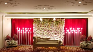 Reception hall - Hotel Gupta Inn (Varanasi)