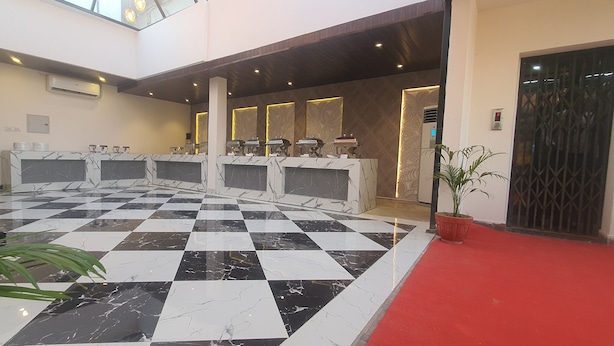 Outdoor banquet area - Hotel Gupta Inn (Varanasi)