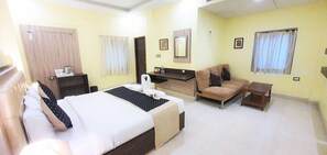 Executive Studio, City View | Premium bedding, memory foam beds, individually decorated - Hotel Gupta Inn (Varanasi)