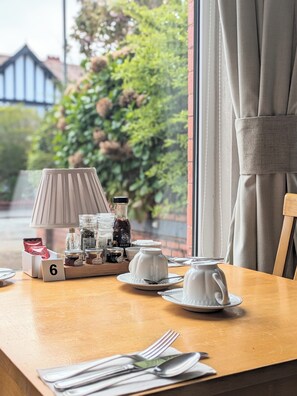 Free daily full breakfast - Sunnycroft Guesthouse (Llandudno)