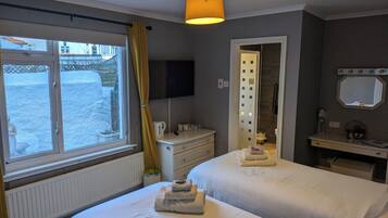 Habitación clásica con 2 camas individuales, planta baja | Wifi gratis y ropa de cama