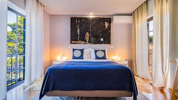 Cristobal ( King-size-Deluxe ) | Ropa de cama hipoalergénica, minibar y decoración personalizada