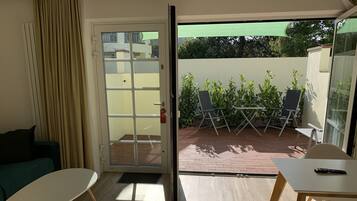 Suite familiar, 1 habitación, accesible para personas con discapacidad, terraza | Servicio de comidas en la habitación