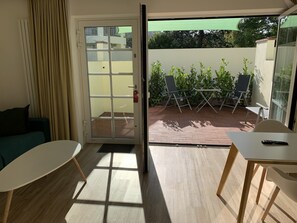 Familien-Suite, 1 Schlafzimmer, barrierefrei, Terrasse | Essbereich im Zimmer