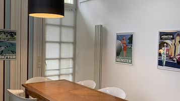 Villa, Sauna | Essbereich im Zimmer