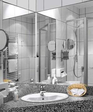 Free toiletries, hair dryer, towels - Hotel Koch Schilt (Irrel)