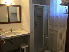 Studio | Badkamer | Een douche, gratis toiletartikelen, een haardroger, een bidet