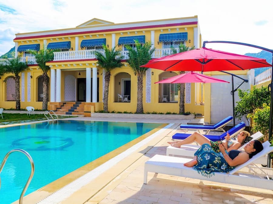 Una piscina cubierta, una piscina al aire libre