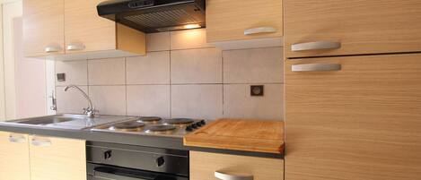 冷蔵庫、電子レンジ、オーブン、コンロ