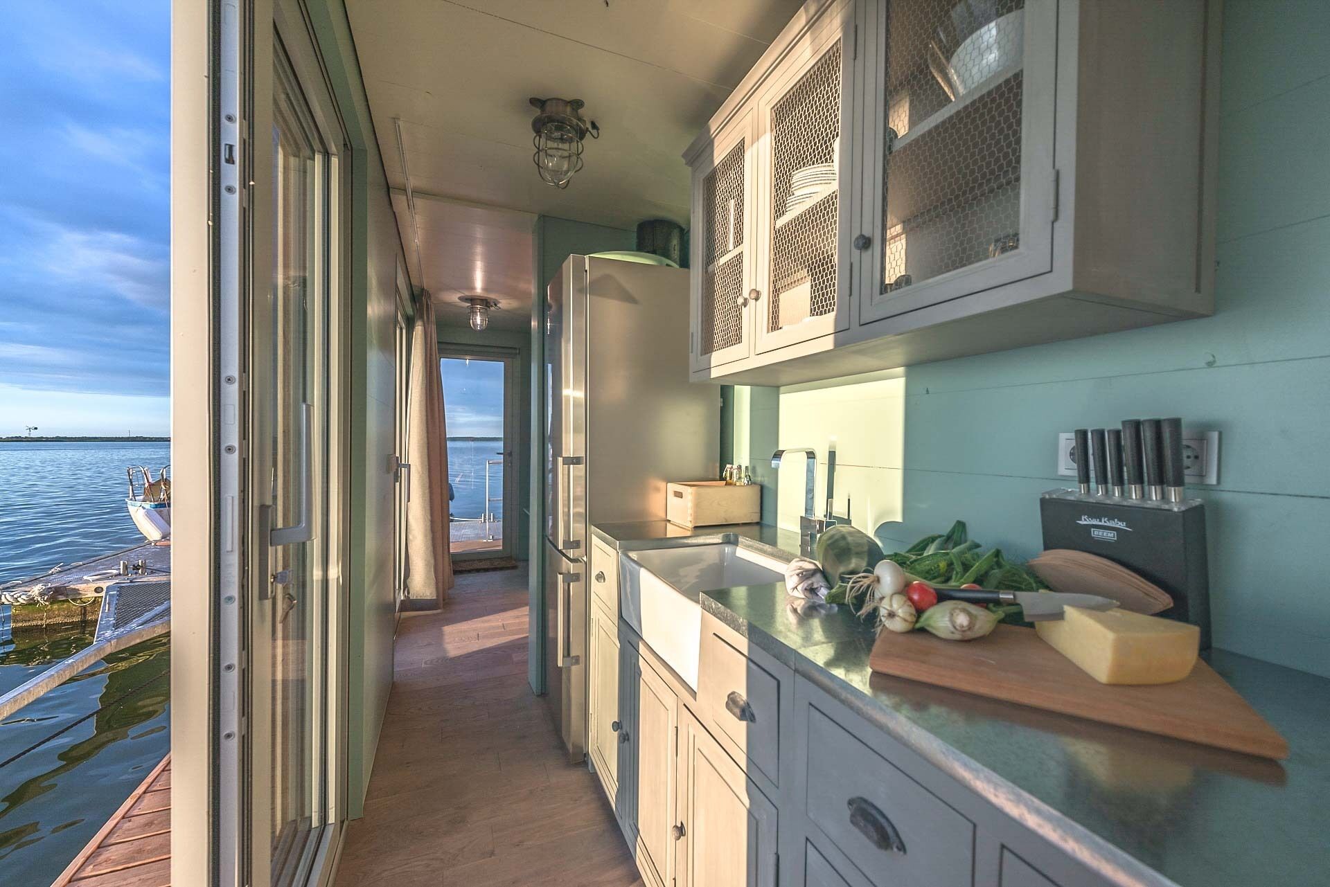 Réfrigérateur, four, plaque de cuisson, cafetière/bouilloire