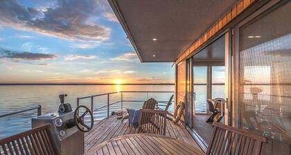 traumHaff® Hausboot La Péniche / Ostsee-Design, Sonnenuntergang & Sauna an Bord