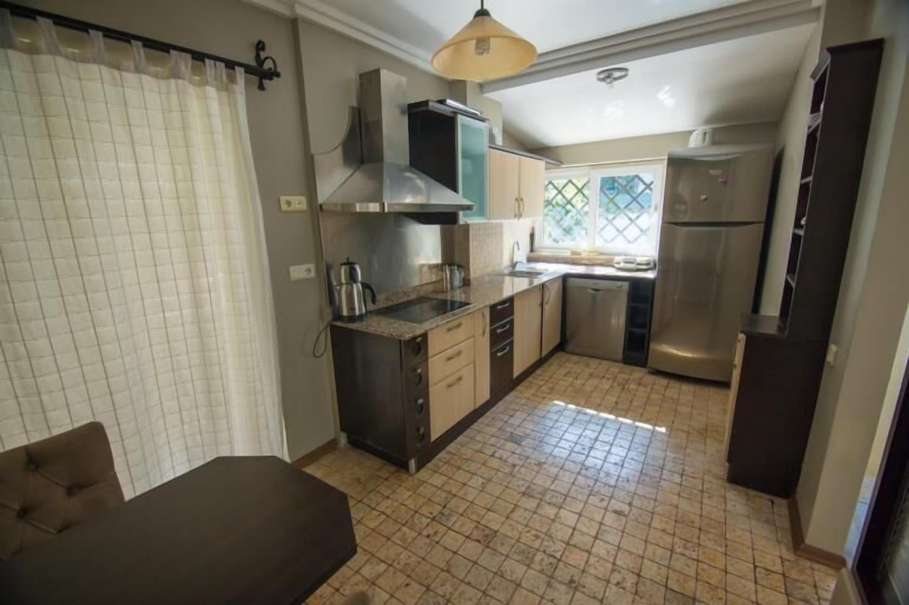 Villa | Privat tekøkken | Køleskab, kogeplade, opvaskemaskine, køkkentøj/tallerkener/redskaber