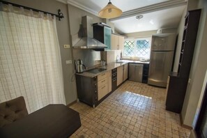 Refrigerador, placa de cocina, lavavajillas, utensilios de cocina