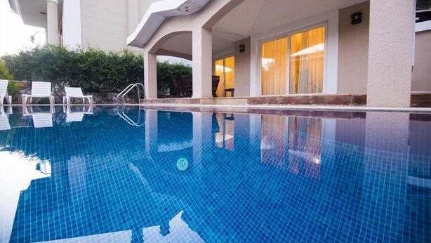 Una piscina al aire libre