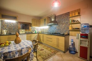 Villa, 4 Bedrooms | Dapur kecil peribadi | Peti sejuk/penyejuk beku saiz penuh, ketuhar, dapur 