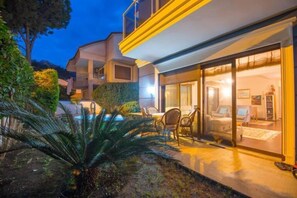Fachada de la propiedad por la tarde o noche