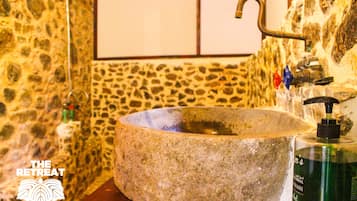 Tent | Bathroom | Shower, hydromassage showerhead, free toiletries, bidet