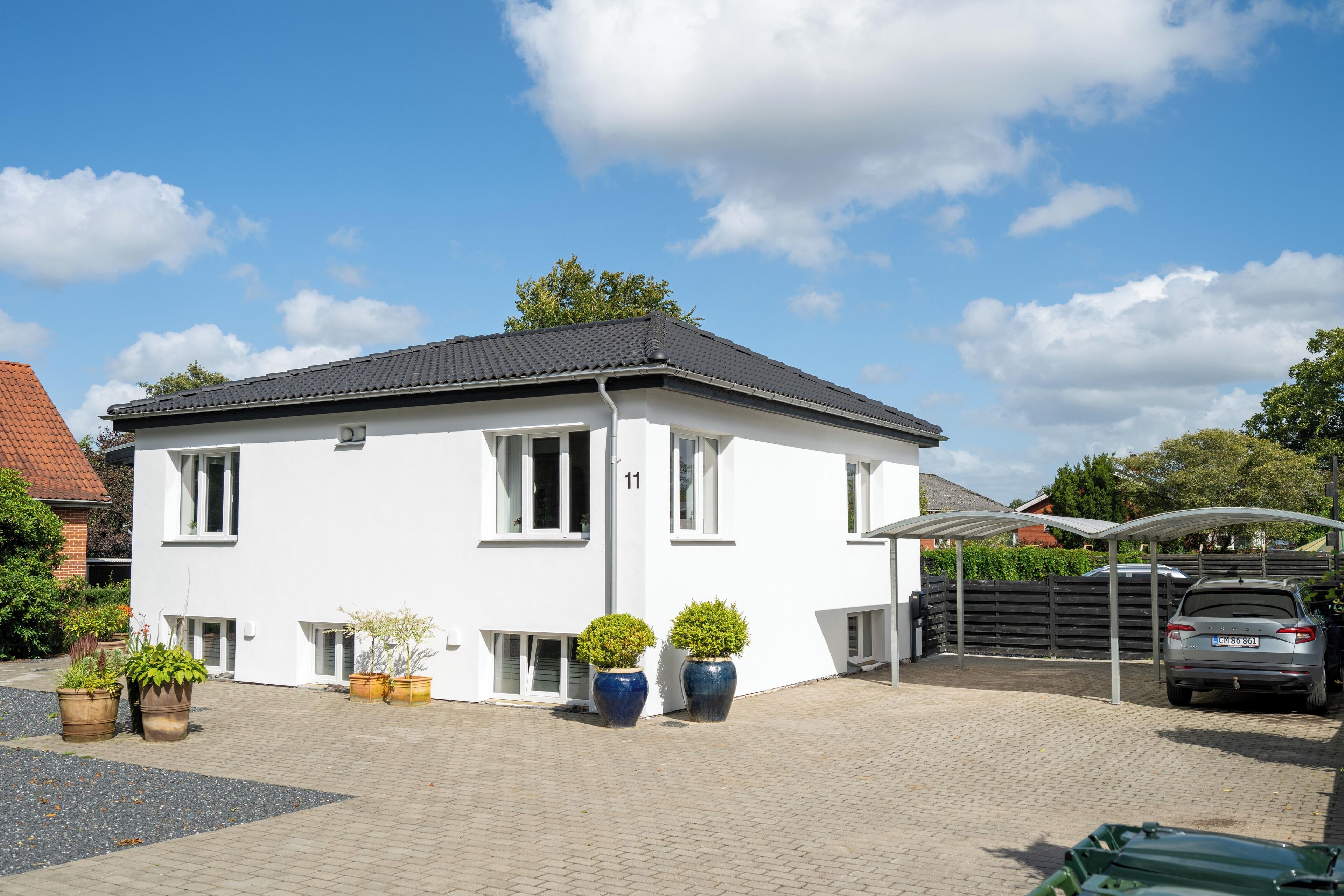 Electric vehicle charging station