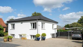 Electric vehicle charging station