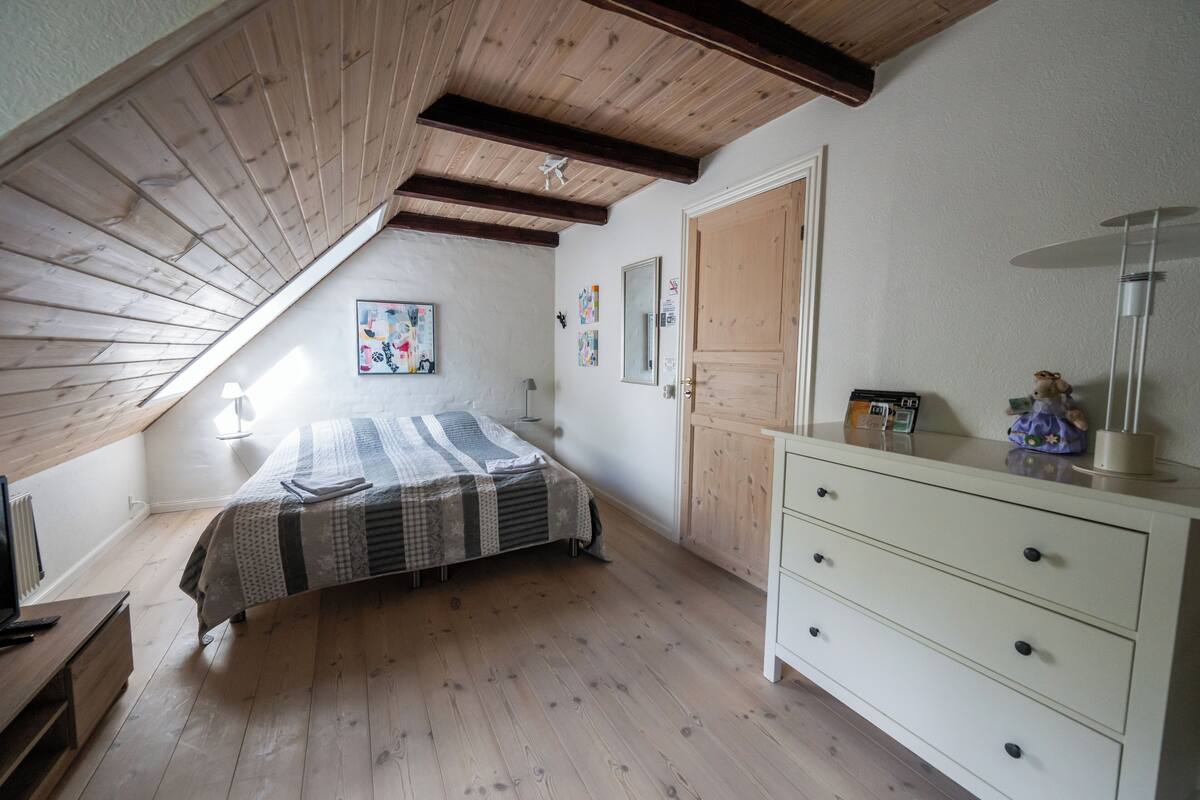 Familienapartment, 2 Schlafzimmer, mit Bad, zum Garten hin | Hochwertige Bettwaren, Daunenbettdecken, Pillowtop-Betten