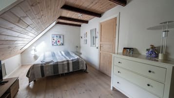 Family Apartment, 2 Bedrooms, Ensuite, Garden Area | Premium bedding, down duvets, pillow-top beds, iron/ironing board