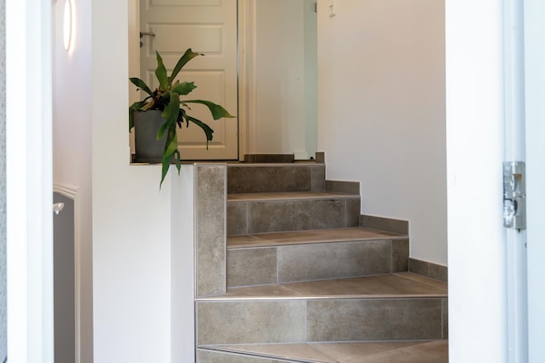 Casa de campo, 4 habitaciones, 2 baños, en el área del jardín | Área de sala de estar | Televisión de pantalla plana y juguetes