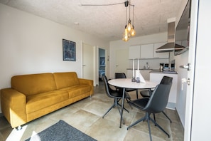 Appartement Familial, 2 chambres, salle de bains attenante, côté jardin | Cuisine privée | Réfrigérateur, micro-ondes, four, plaque de cuisson