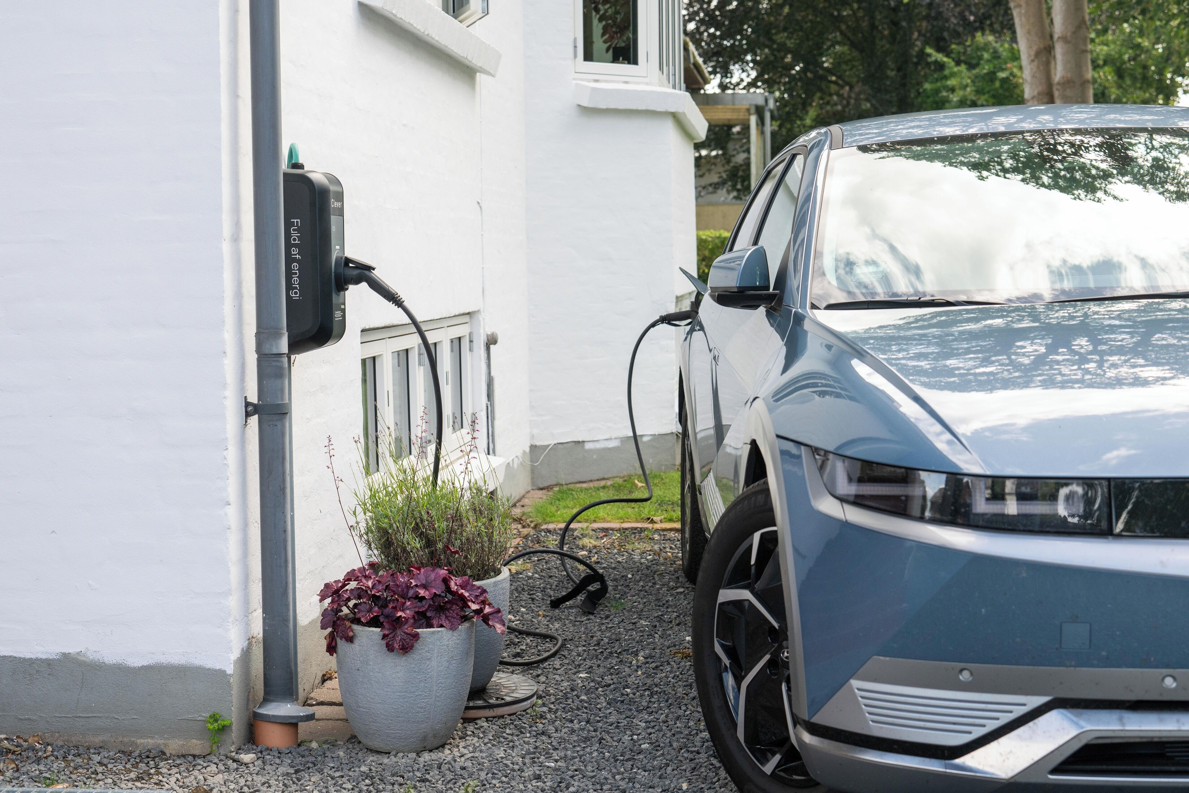 Electric vehicle charging station