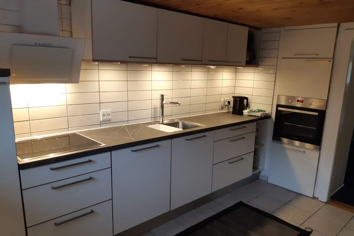 Familienstudio, 2 Schlafzimmer, eigenes Bad, zum Garten hin | Eigene Küche | Kühlschrank, Mikrowelle, Ofen, Herdplatte