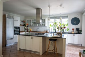 Familie appartement, 2 slaapkamers, en-suite badkamer, aan tuin | Privékeuken | Een koelkast, een microgolfoven, een oven, een kookplaat