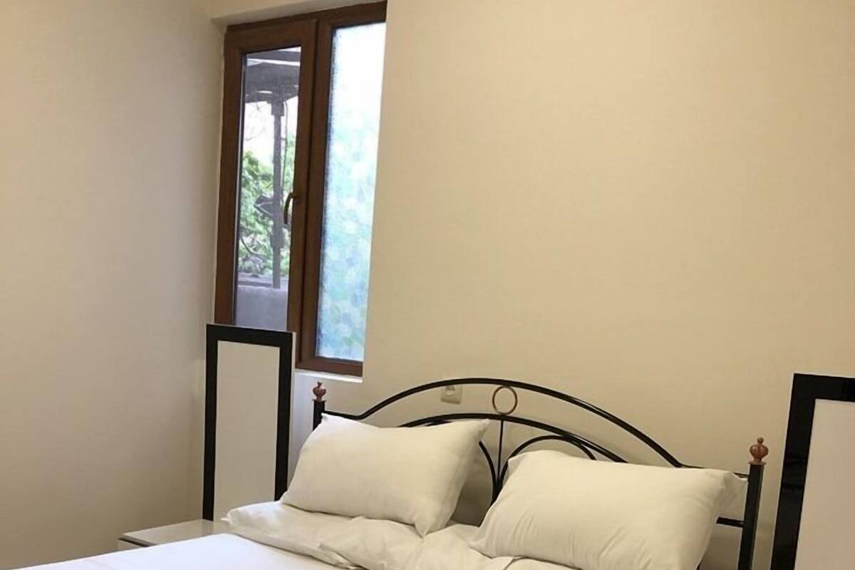 Habitación familiar | Cortinas blackout, insonorización y tabla de planchar con plancha