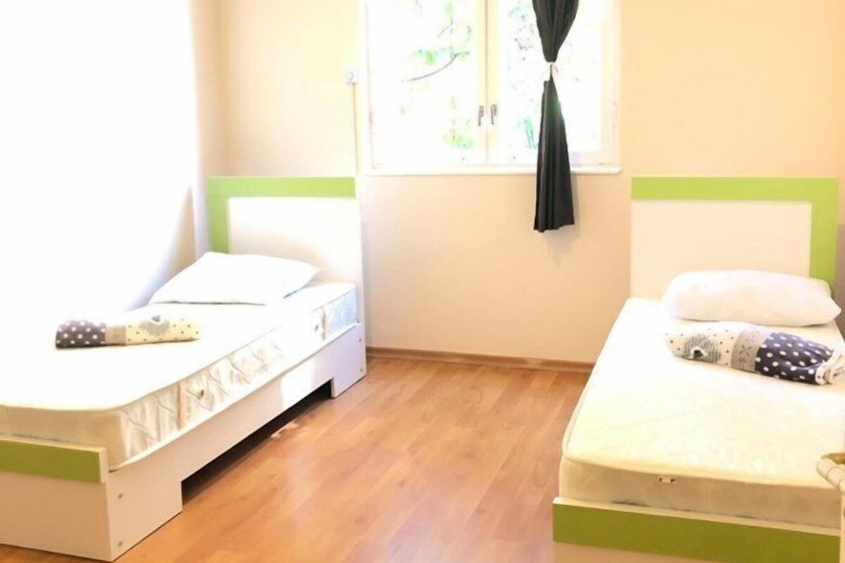Habitación estándar con 2 camas individuales, 2 camas individuales | Cortinas blackout, insonorización y tabla de planchar con plancha