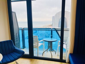 Egyptian cotton sheets, premium bedding, down duvets - Royal Sea Breeze Apartment (Batumi)