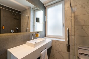 Studio | Bathroom | Shower, free toiletries, hair dryer, bathrobes
