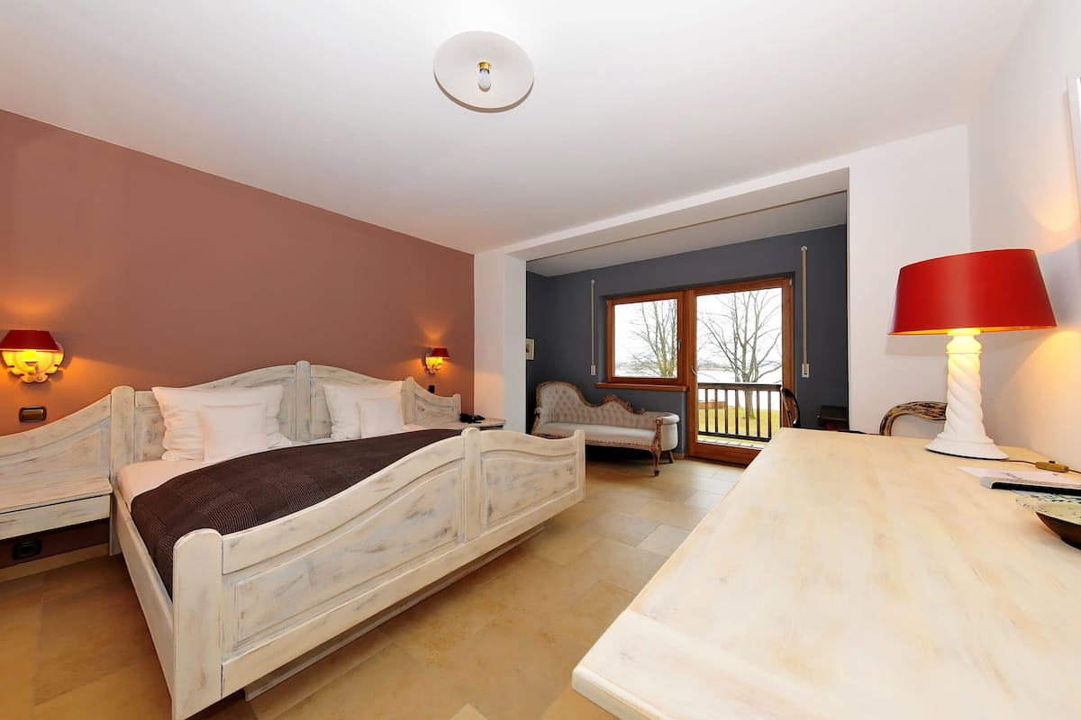 1 soveværelse, individuelt design, individuel indretning, skrivebord