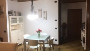 Ein Essbereich mit Tisch, Stühlen und einer Hängelampe.